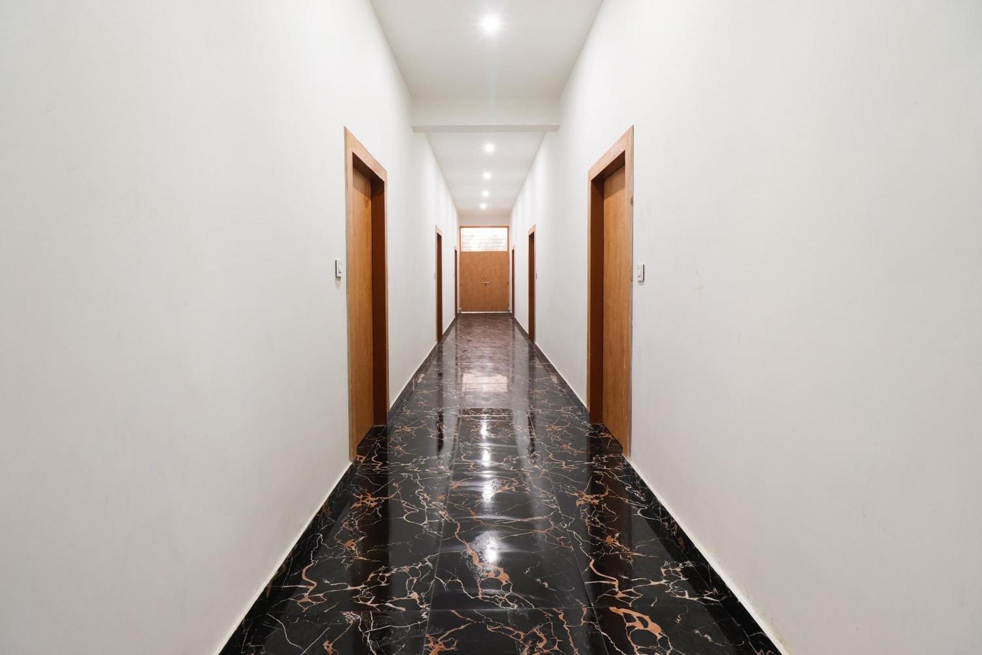 โอโย 66993 ทัช รอยัล Hotel Tajganj ภายนอก รูปภาพ